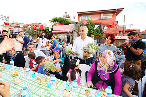 BÜYÜKŞEHİR İFTAR SOFRASINI YENİMAHALLE’YE KURDU