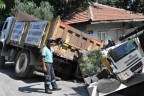 ZİFT YÜKLÜ KAMYON, ÇÖKEN YOLDA KALDI