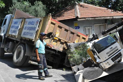 ZİFT YÜKLÜ KAMYON, ÇÖKEN YOLDA KALDI