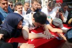 SLOGANLARI ŞEHİT BABASI DURDURDU