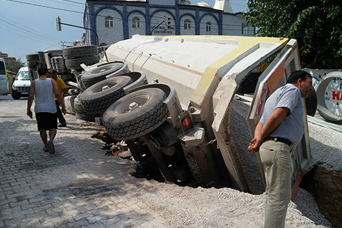 Mıcır yüklü kamyon çukura düştü