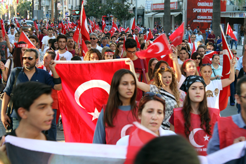 Bayrağını alan geldi