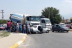 Bakırlı kavşağında beton mikseri otomobile çarptı