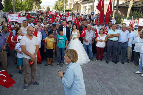 NİKAHTAN PROTESTOYA YÜRÜDÜLER