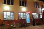 Sigara ve gıda maddesi çaldılar