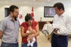 Zeybekci’den ikizlere hediye: Yarım altın