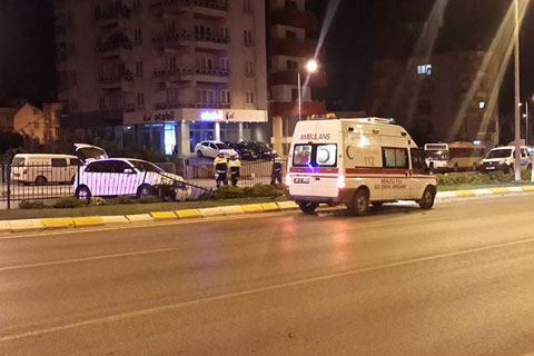 Otomobil korkuluklara çarptı