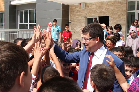 Merkezefendi Belediyesi’nden öğrencilere eğitim yardımı