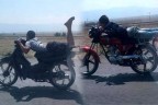 Motosikletli gençlerin ölüm akrobasisi