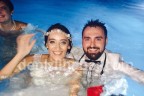 Damat ile gelin düğün pozunu havuzda verdi