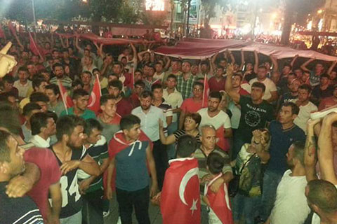Denizli şehidi için ayakta