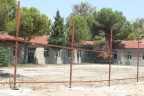 Taş binalara tel örgülü koruma