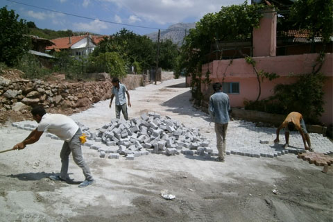 Tavas’ın 50 mahallesinde yol yenileme çalışması