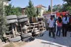 YOL ÇÖKTÜ KUM YÜKLÜ KAMYON DEVRİLDİ