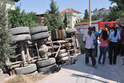YOL ÇÖKTÜ KUM YÜKLÜ KAMYON DEVRİLDİ