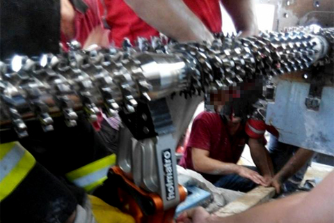 İşçi ellerini plastik makinesine kaptırdı