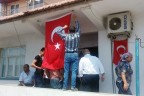 ŞEHİDİN EVİNE TÜRK BAYRAĞI ASILDI