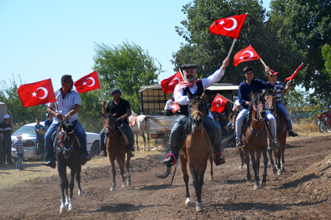 Tavas’ta atlar zafere koştu