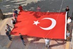 Mahalleye dev Türk bayrağı astılar