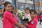 Öğrenciler çiçeklerle karşılandı