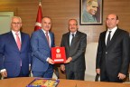 Okulların hamisi oldu