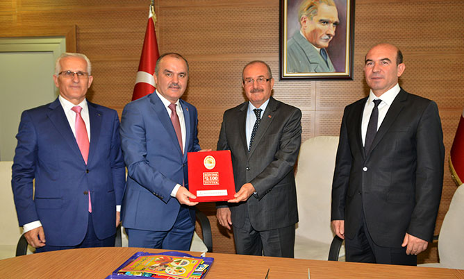Okulların hamisi oldu