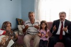 Şehit evine asılan Türk bayrağını geri istediler