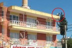 Çatıya çıktı, çocuklarını aşağıya atacağını söyledi