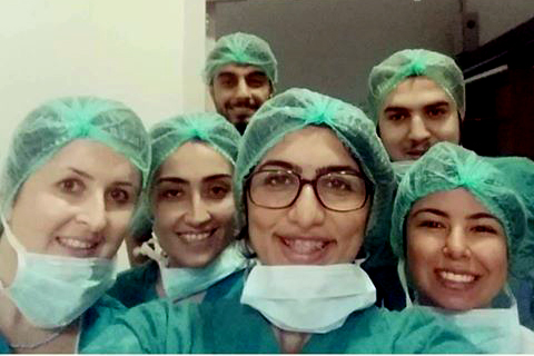 Tıp öğrencilerinden ameliyat selfisi