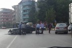 Otomobil ile motosiklet çarpıştı