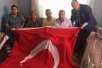 MHP’liler şehit evine dev Türk bayrağı astı