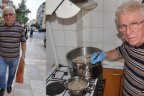 ŞİMDİ SOKAKTA ÇORBA SATIYOR