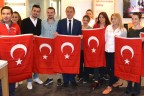 AK Parti adayları bayrak dağıttı