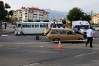 Servis aracı ile minibüs çarpıştı: 6 yaralı