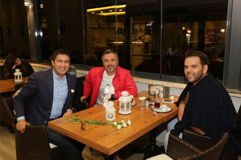 AK Partili Özkan karanfil dağıttı destek istedi