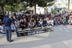 KATLİAMI OTURMA EYLEMİYLE PROTESTO ETTİLER