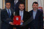 Hayırsever kardeşleri attıkları imzaya pişman etmeyin!
