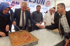 Büyükşehir 10 bin kişiye aşure dağıttı