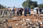 TARİHİ MEZARLIKTAN YOL GEÇTİ