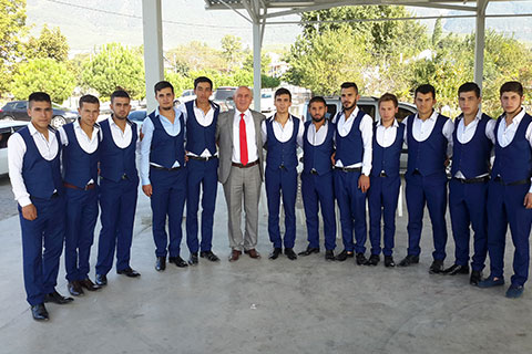 YER SOFRASINDA AYNI TABAĞA KAŞIK SALLADILAR