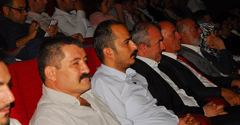 denizli-mhp-milletvekili-adayi-cafer-birturk-kafes-filminde-battaniye-sahnesini-yasadi-ic-1