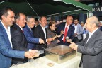 Vekil adaylarının aşure dağıtma yarışı