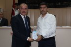 Önce görevden aldı, sonra plaket verdi
