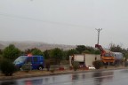 Yağmur nedeniyle kayan kamyon yan yattı