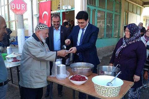 Vatandaş sıraya girdi Kaymakam dağıttı