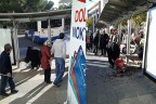 Otobüs durağa çarptı, bekleyenler canını zor kurtardı