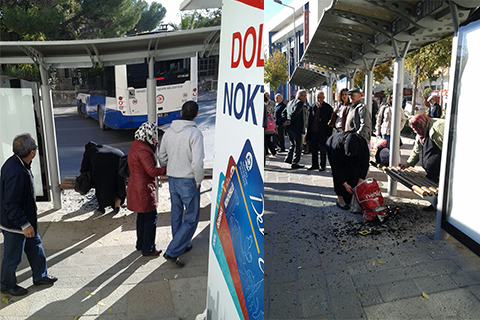 Otobüs durağa çarptı, bekleyenler canını zor kurtardı