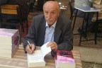 Kitabını kahvehanede imzaladı