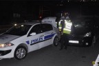 Yolu açmaya çalışan polis memuruna araç çarptı