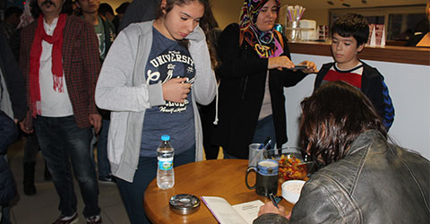 denizli-yazar-emrah-serbes-denizlili-okuyuculari-ile-bulustu-ic-1
